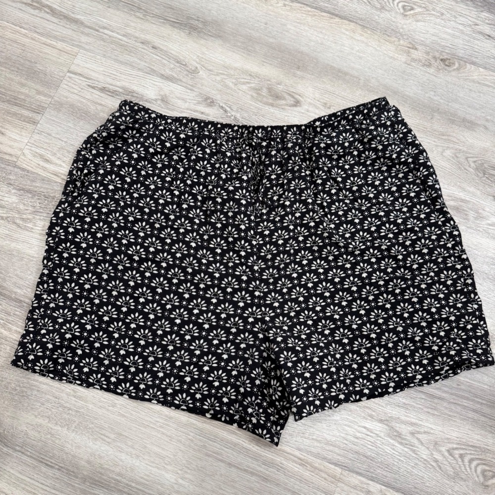 Torrid Black White Floral Sunburst Smocked Waist Shorts Plus Size 2 2X 18-20